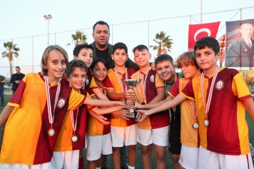 1.Ulaş Bayam Futbol Turnuvası’nda Şampiyonların Kupa Heyecanı Galeri