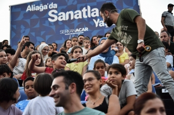 Aliağa’da Emir Can İğrek ve Zeynep Bastık Rüzgârı Galeri