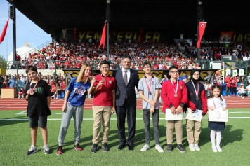 Aliağa Cumhuriyet İçin Atatürk Stadına Koştu Galeri