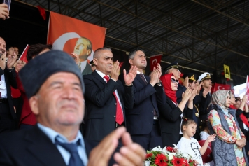 Aliağa Cumhuriyet İçin Atatürk Stadına Koştu Galeri