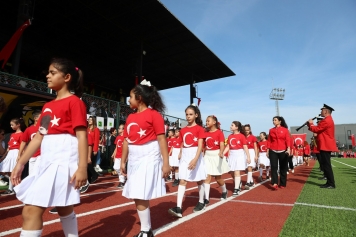 Aliağa Cumhuriyet İçin Atatürk Stadına Koştu Galeri