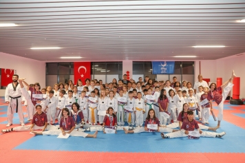 Aliağalı Minik Yüzücü ve Taekwondoculara Başarı Belgesi Galeri